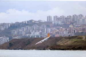 Grozljivka za 172 ljudi na turškem letalu: skoraj so zdrsnili v ledeno Črno morje! (FOTO in VIDEO)