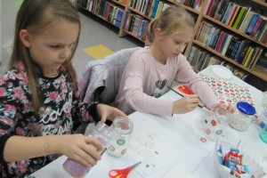Foto: Druženje in ustvarjanje z roko v roki popestrila obisk knjižnice