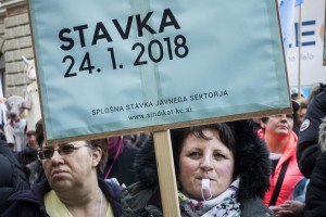 FOTO: Protesti pred UKC, vlado, na univerzah: Naše plače niso v Evropi