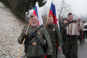 Je sploh kdo preverjal, če je orožje, ki ga nosijo »partizani« na rdeči orgiji v Dražgošah, res onesposobljeno?