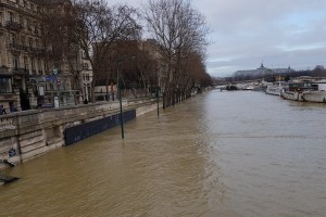 Po poplavljenih pariških ulicah že plujejo čolni, Sena pa še kar narašča