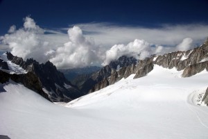 Nespametni tujec je v trenirki in lahkih copatih rinil v zasnežene gore in se izgubil na poti na Triglav