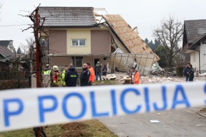 Na Mlaki pri Kranju eksplozija porušila polovico hiše, iz ruševin potegnili eno osebo