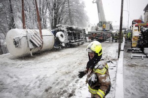 Voznik cisterne je vozil preblizu roba ceste in vozilo je zdrsnilo po bregu in se prevrnilo