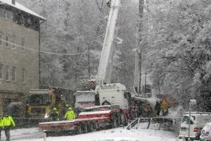 FOTO: V Medvodah se je prevrnil tovornjak z utekočinjenim kisikom