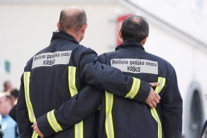 Poklicni gasilci bodo opozorilno stavkali