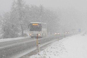 Švedski avtobus po Švici vozil z 1,6 tone snega na strehi