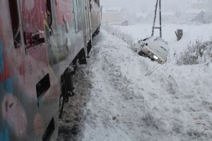 FOTO: Vlak trčil v avto
