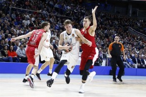 Sploh česa ne zmore? Luka Dončić zadeva celo izza koša! (VIDEO)