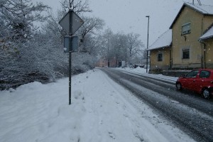 Zaradi snega že nesreče in zastoji na cestah