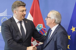 Juncker spet v elementu: Plenkovića tokrat ni grabil za rit, je pa zato govoril o njuni ljubezni