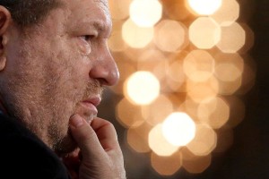 Zloglasni producent Harvey Weinstein tudi uradno obtožen posilstva