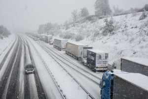 Eden najbolj mrzlih dni v letu je tu: na primorski avtocesti burja buta v vozila in nanaša sneg