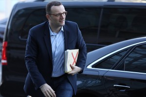 Velik kritik Merklove naj bi postal njen minister