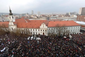 Slovakom odstop Fica ni dovolj: deset tisoči protestnikov za predčasne volitve