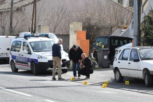 Umrl junaški policist, ki se je džihadistu ponudil za talca