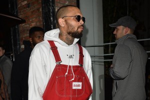 Chris Brown aretiran: s prijateljem in telesnim stražarjem naj bi posilil žensko