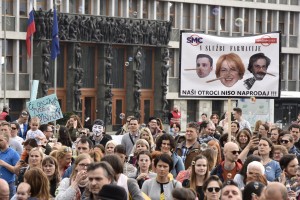 FOTO: V Ljubljani shod nasprotnikov cepljenja: Otroci so naši, ne od države!