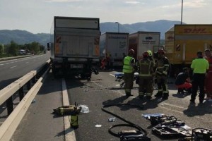 Pri Tepanjah trčili štirje tovornjaki, madžarskega voznika s helikopterjem odpeljali v UKC Maribor