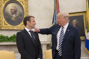 Trump "popolnemu" Macronu: Prhljaj imaš, naj ti pomagam (FOTO in VIDEO)