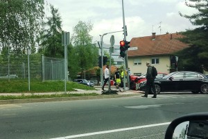 FOTO: V križišču v Ločni trčili osebni vozili