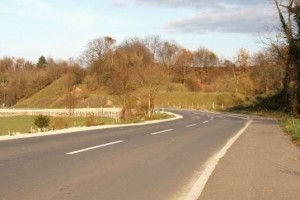 Končanje prenove zadnjega odseka ceste Sevnica-Planina prestavili do poletja