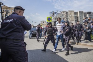 V Rusiji na včerajšnjih protestih proti Putinu aretirali kar 1600 oseb