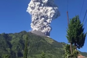 Šok za pohodnike: sredi pohoda na vulkan je ta začel bruhati