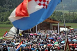 Sodišče v Celovcu obsodilo Hrvata zaradi nacističnega pozdrava v Pliberku