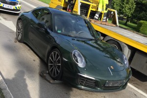 Goljufa, ki je s ponudbo cenenih vinjet ogoljufal 3500 Slovencev, prijeli med vožnjo s porschejem