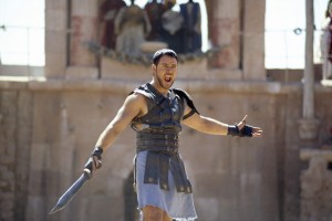 Gladiator Russell Crowe spet na pesku rimskega Koloseja