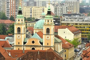 24-letnik umrl po 15-metrskem padcu z ljubljanske stolnice