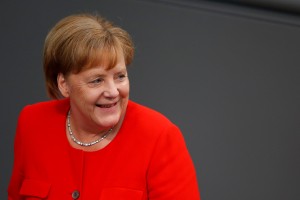 Potnik na letu v Buenos Aires doživel šok, ko se je zraven njega usedla Angela Merkel