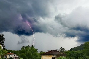 Vreme: popoldne so možna krajevna neurja