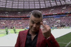 Zaradi kazanja sredinca v televizijsko kamero bo Robbie Williams plačal kazen 42 funtov