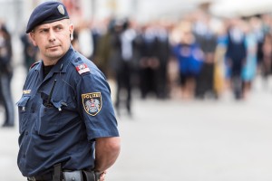 Avstrija je po protestih iz Slovenije za en dan preložila akcijo varovanja meje