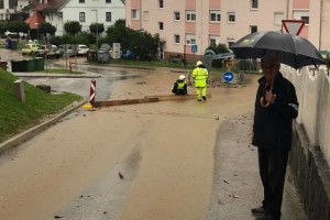 Neurja povzročile težave po vsej Sloveniji: znova poplave na Prevaljah, pri Sevnici udar strele