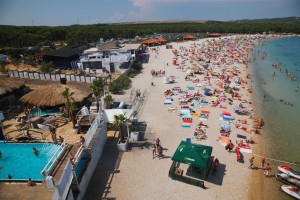 Na razvpiti plaži Zrće na Pagu do smrti zaboden Britanec