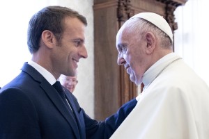 Macron se je eno uro pogovarjal s papežem Frančiškom