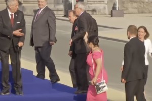 Junckerja je v Bruslju tako zanašalo, da so ga pokonci držali Natovi voditelji (VIDEO)