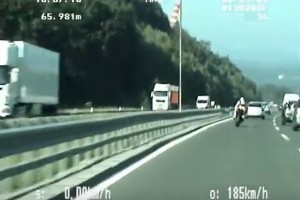 Motorist je z 220 kilometri na uro divje bežal po avtocesti