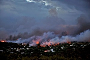 Zaradi smrtonosnega požara, ki je terjal 100 življenj, v Grčiji obtožili 20 ljudi