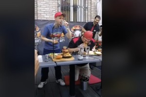 Američan v Celju v manj kot 12 minutah "zmazal" trikilogramski burger (VIDEO)