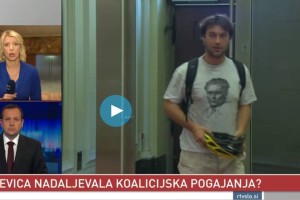 Poslanec Miha Kordiš po parlamentu paradira v majici s Titovo sliko