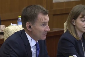 Blamaža britanskega ministra: pozabil je, od kod prihaja njegova žena (VIDEO)