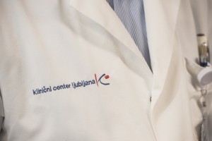 Spopad med UKC Ljubljana in NIOSB se nadaljuje: Inštitut bo prestavil prihode tujih zdravnikov v UKC