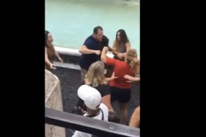 FOTO: Zaradi selfijev so se pred rimsko Fontano di Trevi  stepli turisti