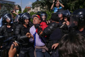 V Bukarešti prava vojna med protivladnimi protestniki in policijo: več kot 450 ranjenih