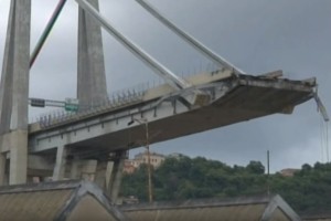 V Genovi se je v neurju zrušil avtocestni viadukt: več deset smrtnih žrtev (VIDEO)