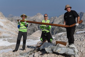 Triglavski ledenik in okolico Kredarice »olajšali« za 380 kilogramov smeti (FOTO in VIDEO)